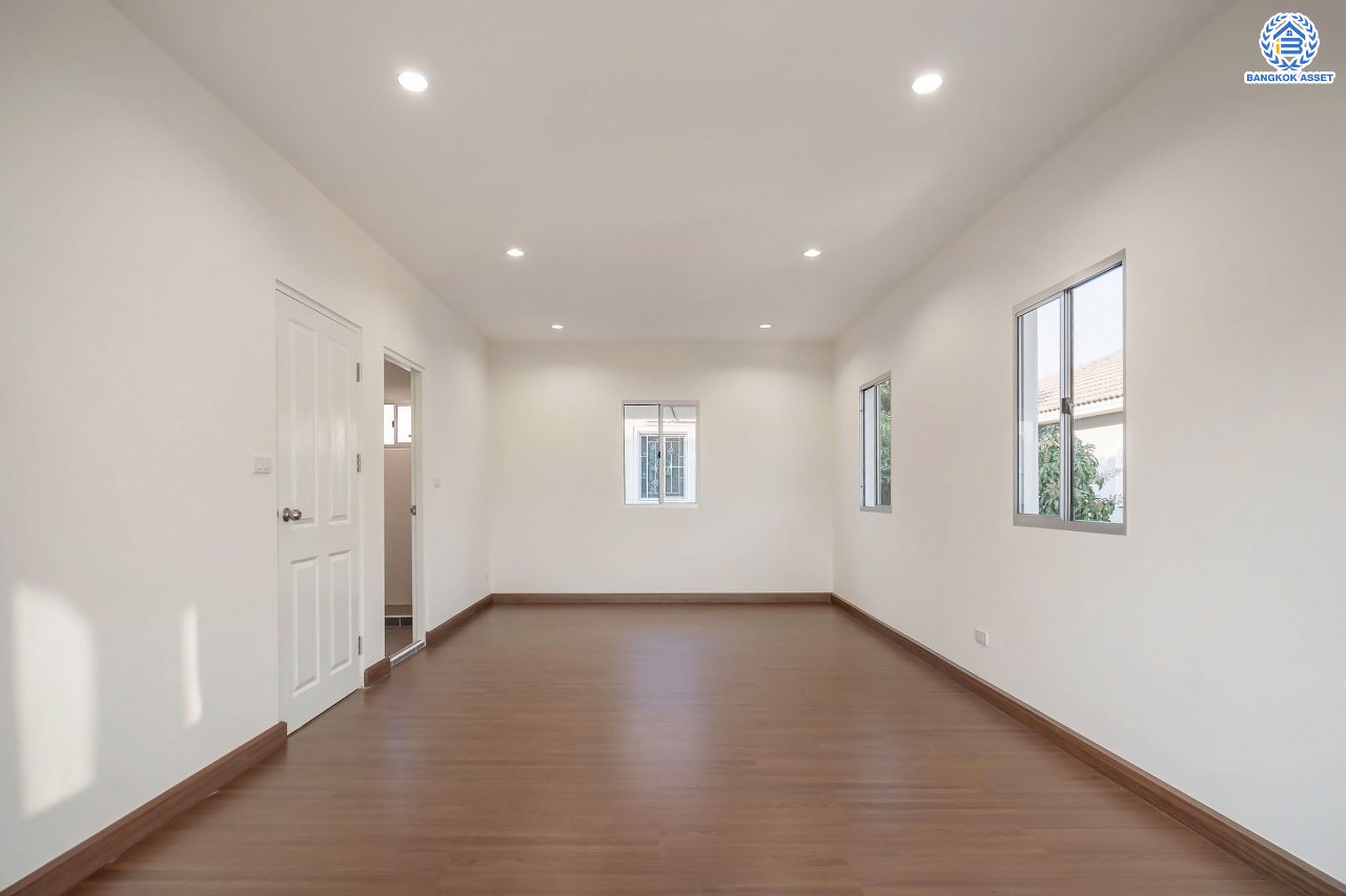 บ้านมือสองตกแต่งใหม่ โครงการ พฤกษาวิลเลจ5 บางใหญ่ เนื้อที่ 51.8 ตร.ว. ฟังก์ชัน 3 ห้องนอน 2 ห้องน้ำ จอดรถได้ 1 คัน เปลี่ยนระบบสุขาภิบาลใหม่ พร้อมเข้าอยู่ บนทำเลเดินทางสะดวก ใกล้รถไฟฟ้าสถานี "คลองบางไผ่" และจุดขึ้นทางด่วน "กาญจนาภิเษก"